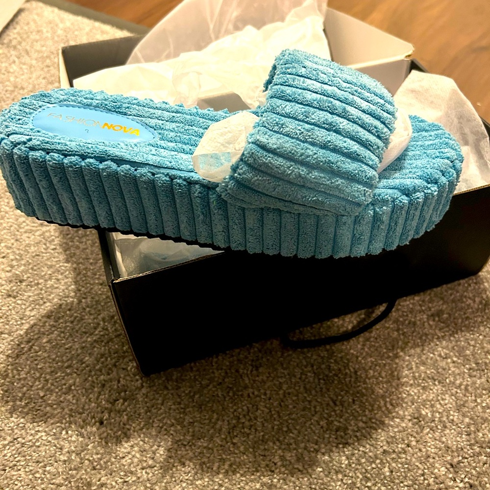 Blue Platform Slippers Brand new size 8.5 never worn 😊